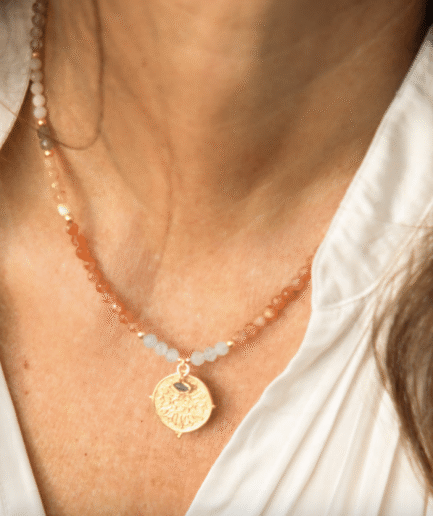 bunte Kette aus Halbedelsteinen